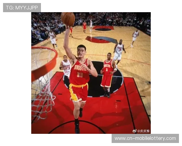 姚明扣篮瞬间震撼全场展现巨人风采和篮球技艺的完美融合